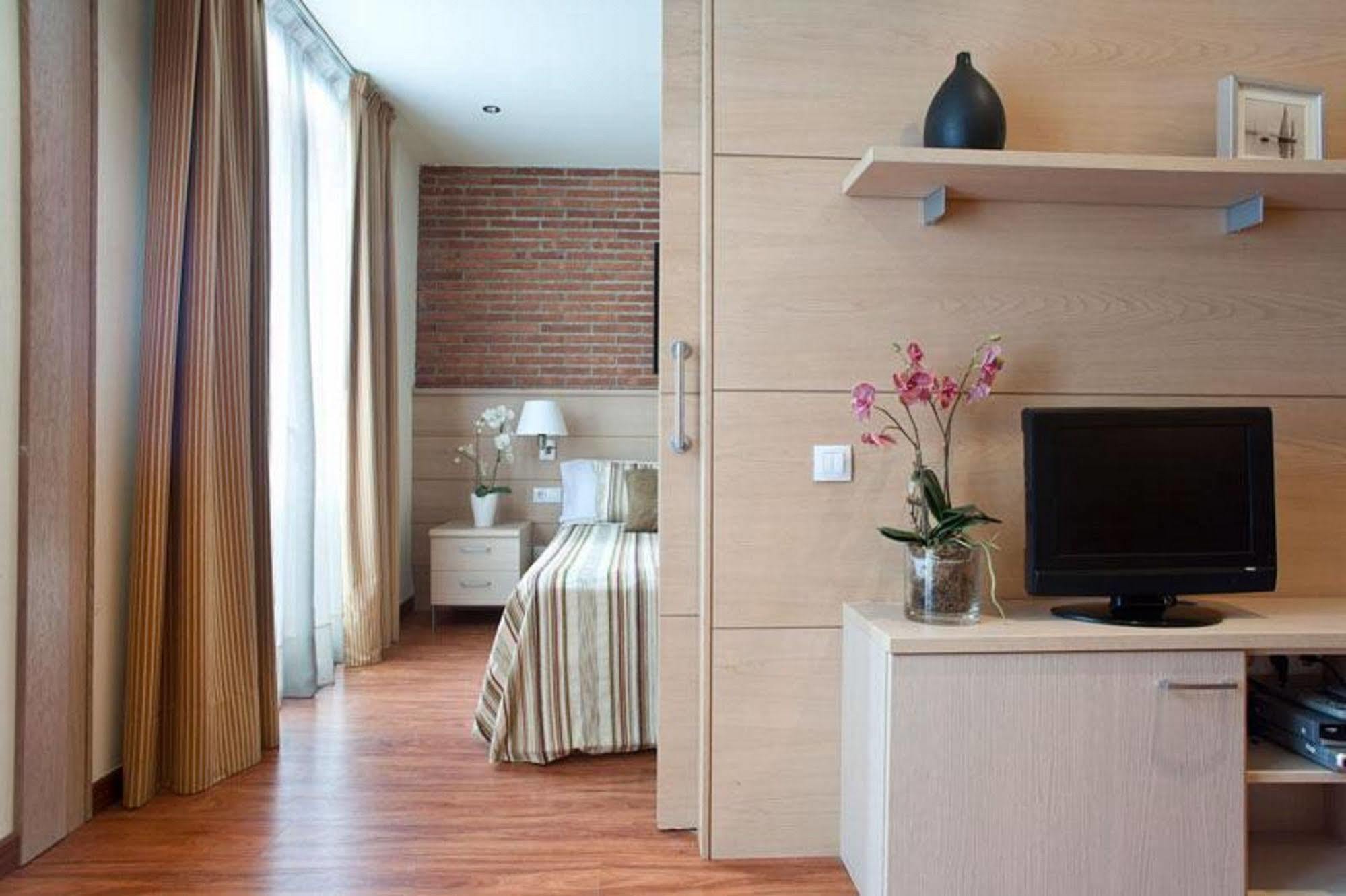 Serennia Cest Apartamentos Arc De Triomf Barcelona Kültér fotó