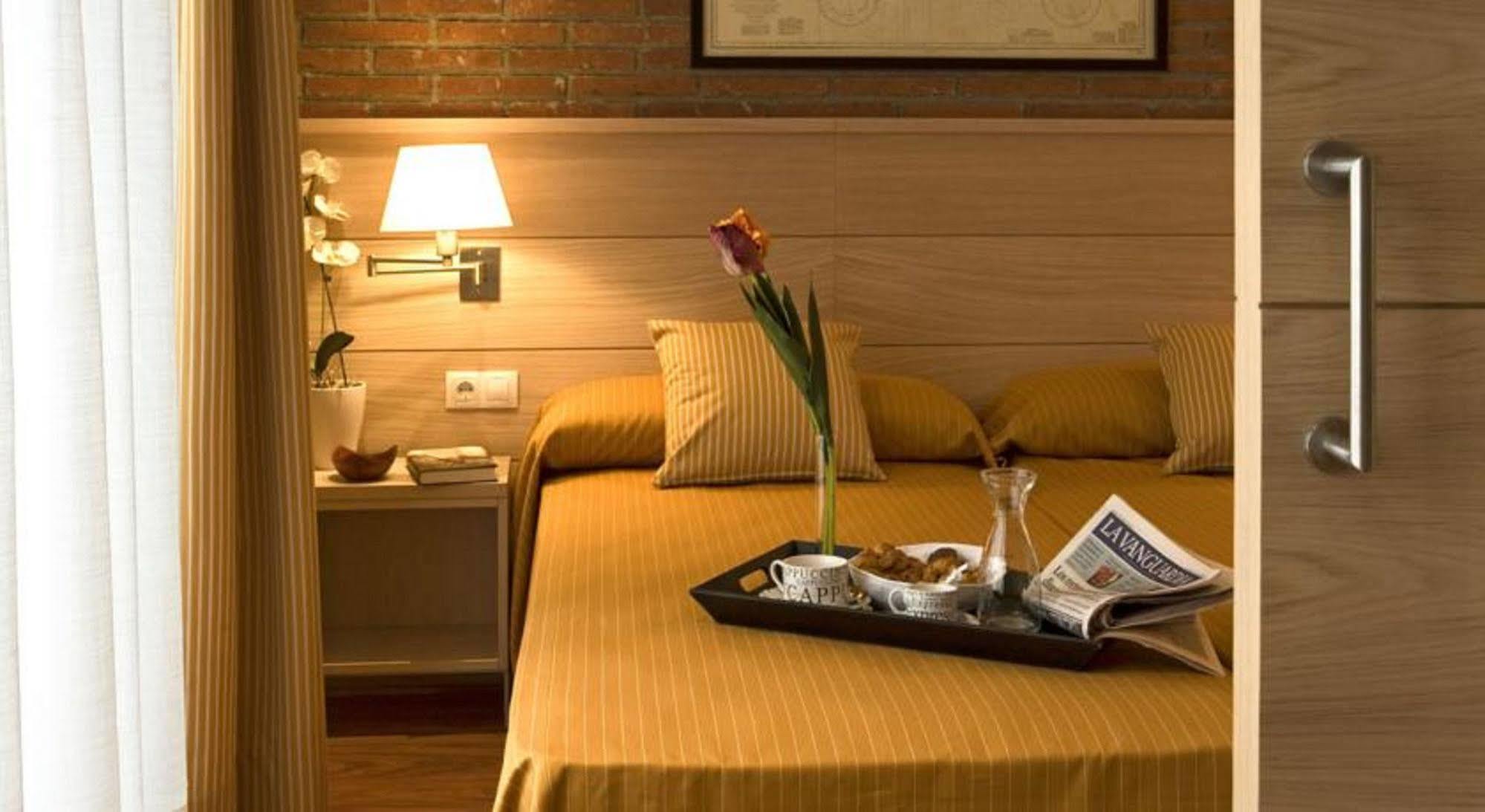 Serennia Cest Apartamentos Arc De Triomf Barcelona Kültér fotó